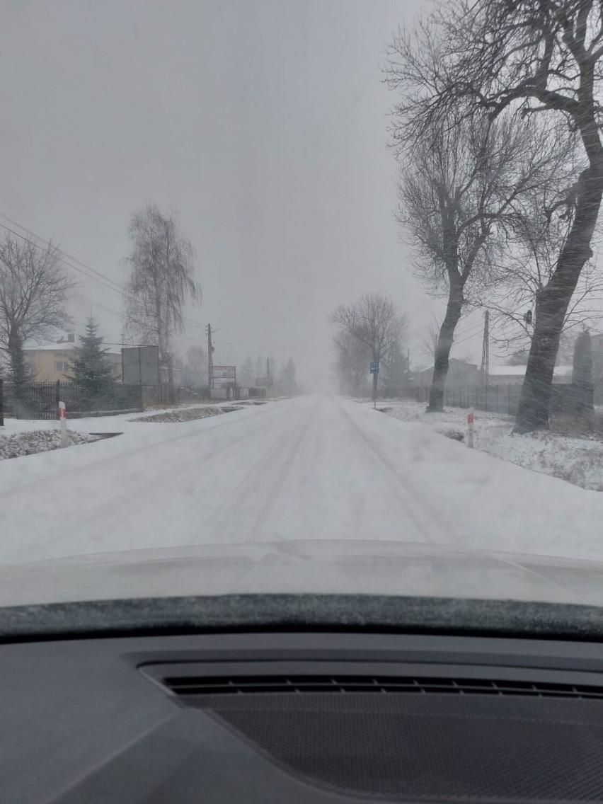 Gwałtowna burza śnieżna przeszła nad Tomaszowem i regionem. Podsumowanie skutków burzy [ZDJĘCIA, FILM]