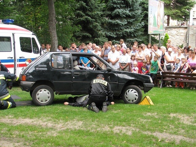 Leśniów: W niedzielę poświęcono pojazdy. Były też pokazy strażackie. Zobacz zdjęcia [FOTO]