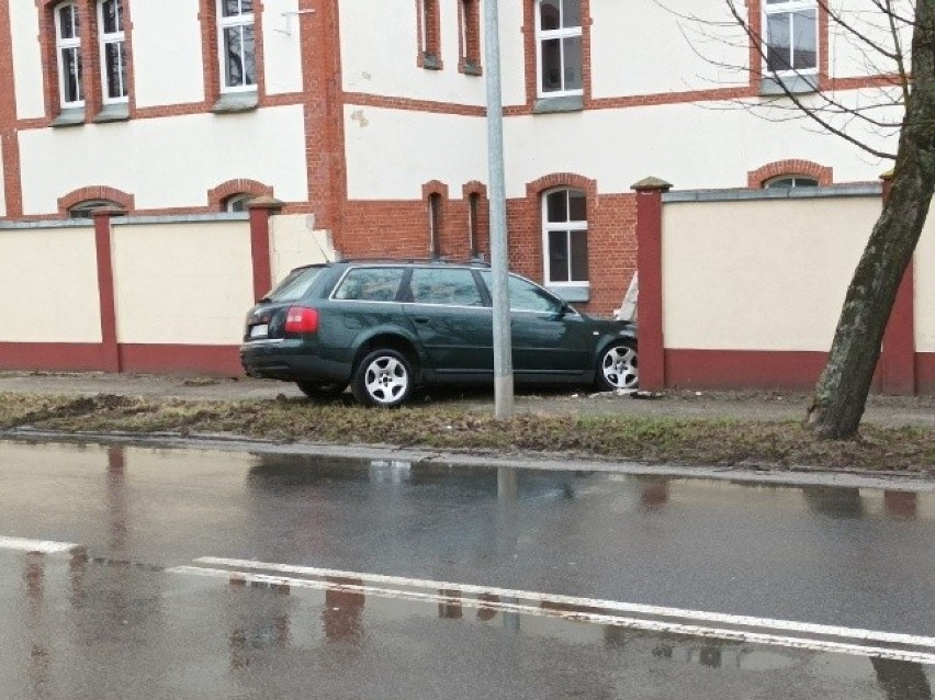 Audi uderzyło w mur w Krośnie Odrzańskim.