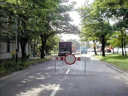 Roboty na skrzyżowaniu ulic Proletariackiej i Wróblewskiego są utrudnieniem dla kierowców oraz mieszkańców okolicznych posesji.