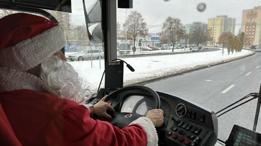 Mikołaje w autobusie miejskim MZK w Zielonej Górze, na...
