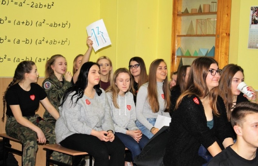 Uczniowie i nauczyciele z II Liceum Ogólnokształcącego w Chrzanowie zebrali prawie 1500 zł na rzecz WOŚP