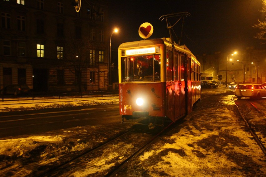 Walentynkowy tramwaj na ulicach Łodzi