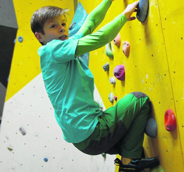 Piotr Niźnik świetnie sobie radzi zarówno wspinając się po skałkach, jak i na ściance wspinaczkowej. Ten sport to jego wielka pasja