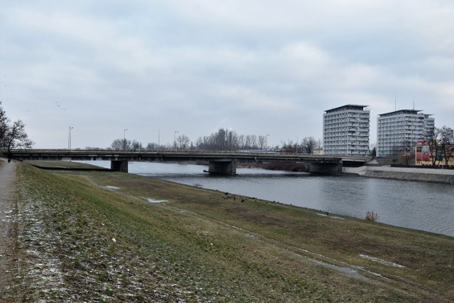 Północna część mostu na ul. Nysy Łużyckiej w Opolu ma być wyremontowana do połowy grudnia tego roku.