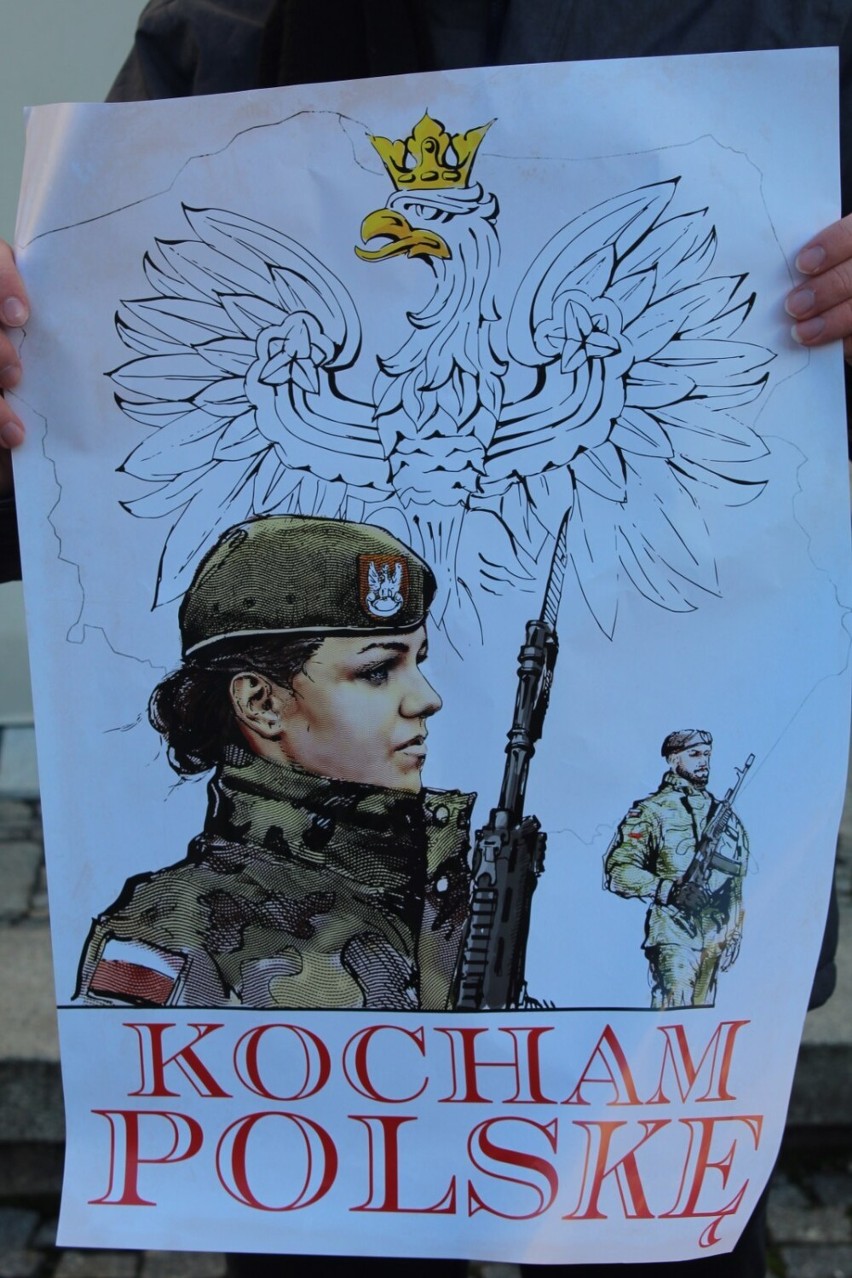 Leszno. Akcja „Kocham Polskę”. Młodzież Wszechpolska rozdawała na Rynku patriotyczne plakaty 