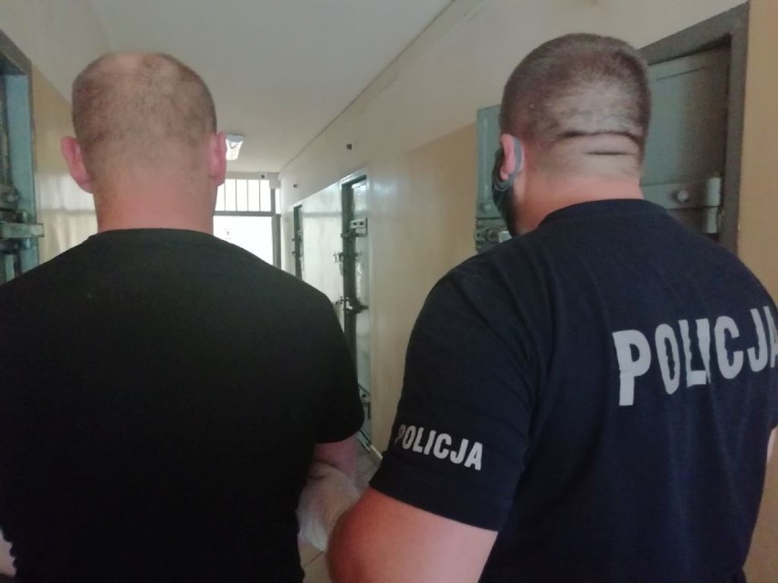 Samochód pędził ulicą w Bełchatowie wprost na stojącego policjanta