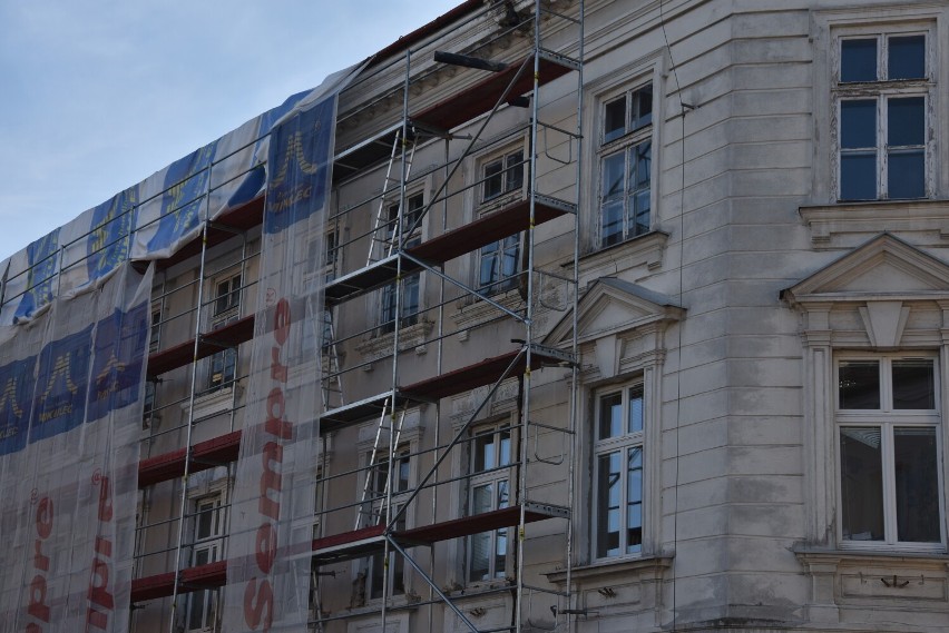 Gorlice. Ratusz będzie prawie jak nowy. Trwa termomodernizacja siedziby miejskich władz. Jak będzie wyglądała widać w podwórku