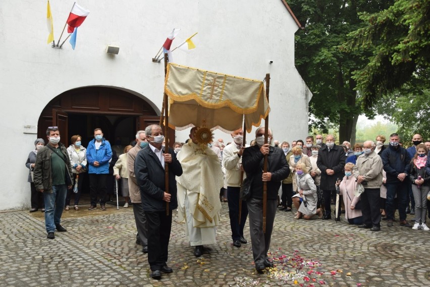 Boże Ciało 2020 Pruszcz Gdański. Wierni przeszli w procesji wokół kościoła Matki Boskiej Nieustającej Pomocy |ZDJĘCIA