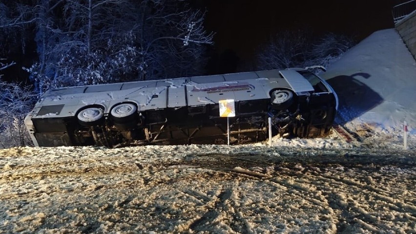 Powiat lubartowski. Autokar z pasażerami wypadł z drogi