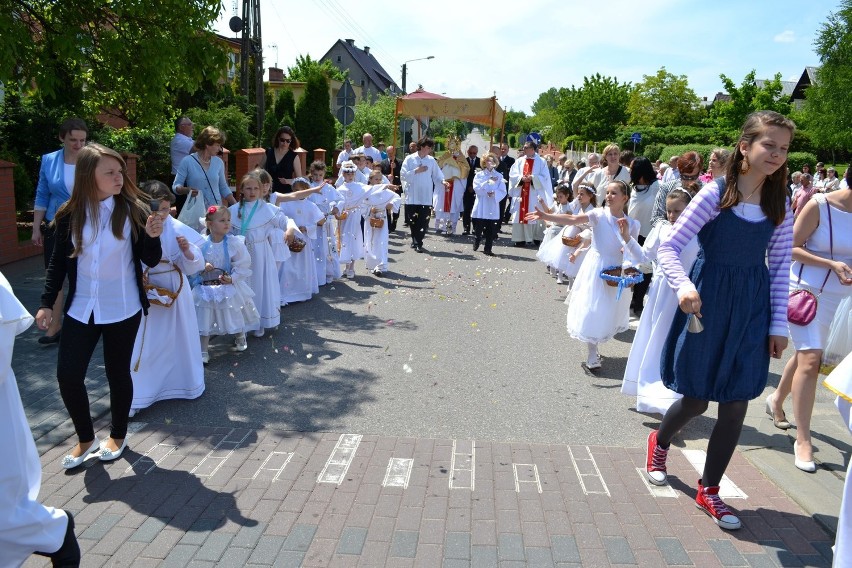 Człuchów. Procesja w parafii Matki Bożej Królowej Polski (zdjęcia)