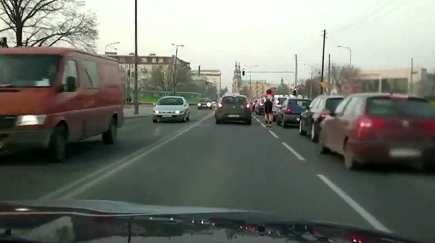 Poznań: Bezmyślny rolkarz uczepił się auta na Drodze...