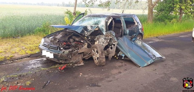 W niedzielny poranek (24 maja) na drodze Szarlej - Karczyn (gmina Kruszwica) doszło do poważnego wypadku. Samochód osobowy marki Volkswagen Golf uderzył w drzewo. Dwie osoby trafiły do szpitala.