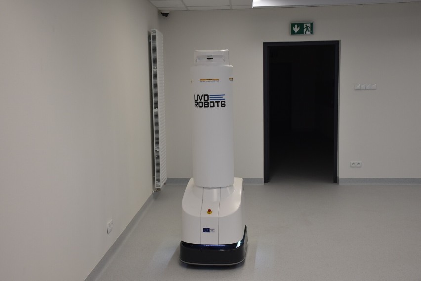 Gniezno. Szpital zaprezentował nowoczesny robot do dezynfekcji i dekontaminacji [FOTO]