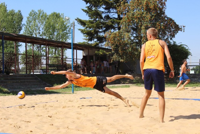 Turniej plażówki na miejskim basenie w Wieluniu odbył się po raz szósty