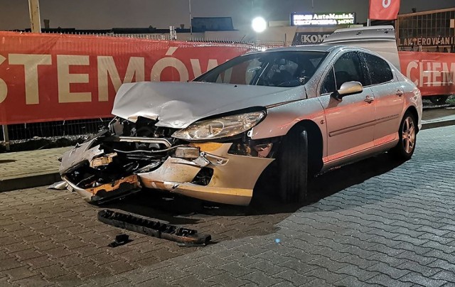 Do zdarzenia doszło w poniedziałek, 3 lutego, z samego rana na ul. Sulechowskiej. Zderzyły się peugeot i hyundai.

Kierujący peugeotem wyjeżdżał ze stacji benzynowej Orlen. Niestety zrobił to tak niefortunnie, że uderzył w bok hyundaia kierowanego przez kobietę. Na szczęście nikomu nic się nie stało.

Zobacz wideo: Jak udzielać pierwszej pomocy ofiarom wypadków

Czytaj także: Korytarz życia na drodze. Jak go utworzyć? Wystarczy przestrzegać kilku zasad!

Zobacz wideo: Jak się zachować, kiedy jesteśmy świadkami wypadku?

Wideo:Dzień Dobry TVN

[promo]1363;1;Polub nas na fb[/promo]