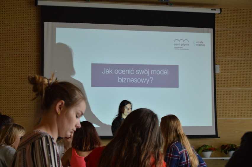 Chcą ułatwić młodym dziewczynom wejście na rynek pracy. W Gdyni trwa Uniwersytet Sukcesu ZDJĘCIA