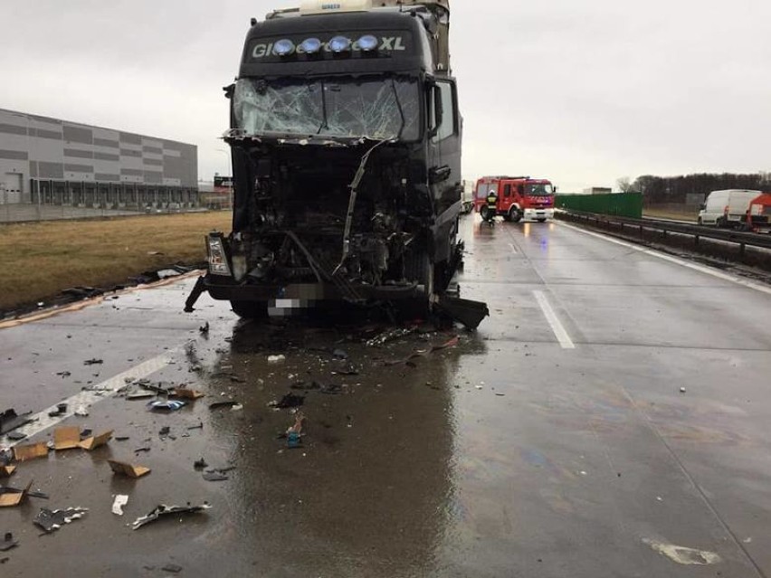 Na autostradzie A4 zderzyły się trzy ciężarówki. Śmigłowiec LPR nie mógł wylądować, wpadł w wir! [ZDJĘCIA, FILM]