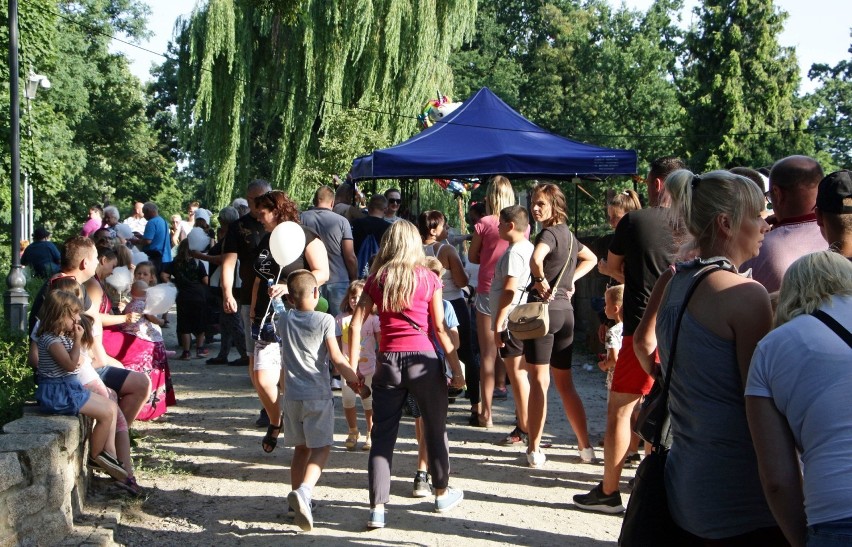 Festyn przy fontannie w parku miejskim  w Grudziądzu