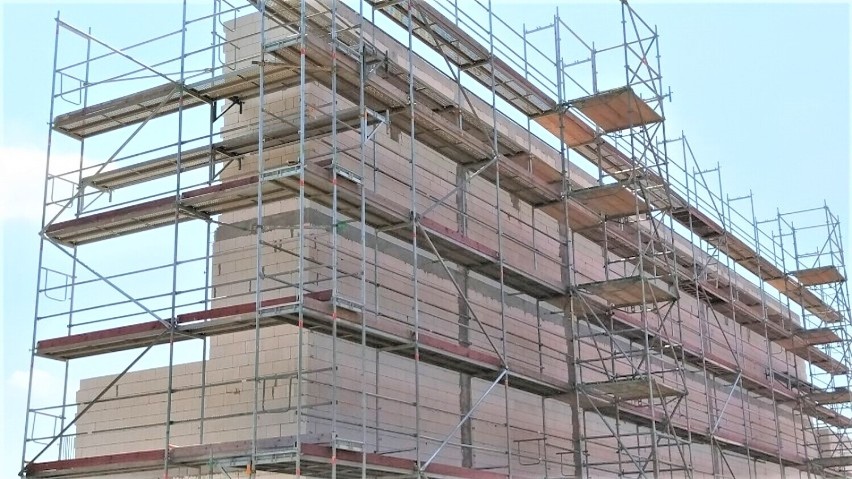Wydłuża się przerwa przy budowie hali sportowej w Wilkowicach. Robotnicy wrócą na plac budowy, gdy dostaną poprawiony projekt
