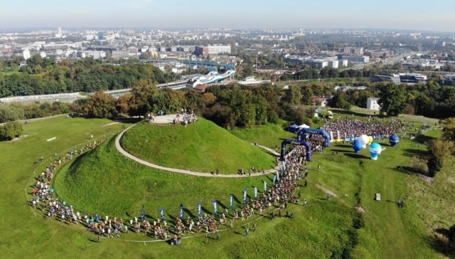 Bieg Trzech Kopców to jedyny w Polsce bieg górski, który wiedzie przez centrum dużego miasta