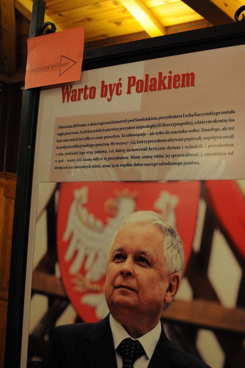 Śrem: wystawa poświęcona Lechowi Kaczyńskiemu została otwarta w auli Jana Pawła II [ZDJĘCIA]