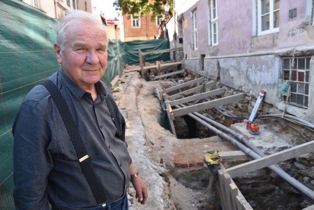 Archeolog Eligiusz Dworaczyński przy odkopanych filarach mostu z czasów hetmana Jana Tarnowskiego, którym odbywał się wjazd do miasta od wschodu