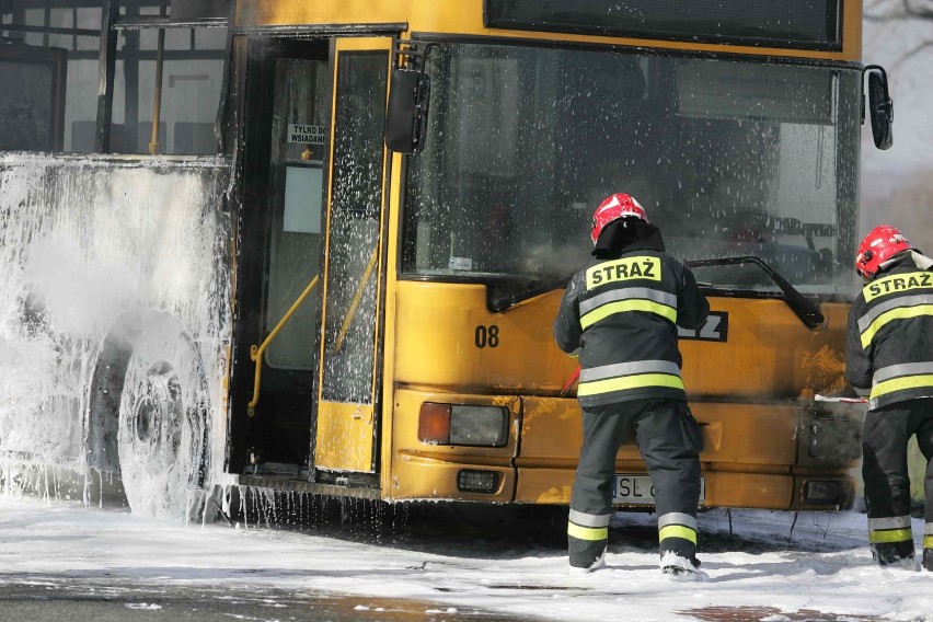 Pożar autobusu na ul. Gliwickiej w Mikołowie [ZDJĘCIA]
