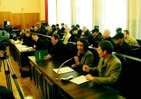 Na ławie oskarżonych zasiadło jedenastu ,żołnierzy&quot; Ryszarda Niemczyka. / TOMASZ WOLFF