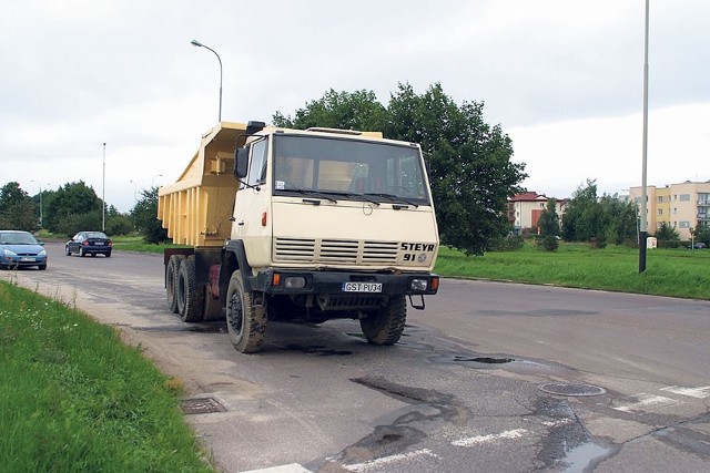 Wywrotka stoi na pasie  do skrętu w prawo z ul. Ustronnej w ul. Rzgowską.