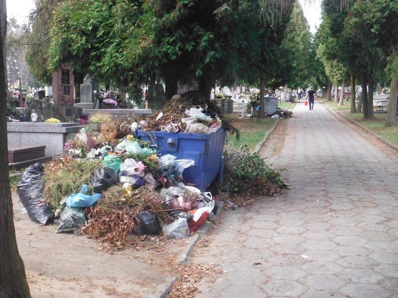 Częstochowa: Cmentarz Kule w śmieciach
