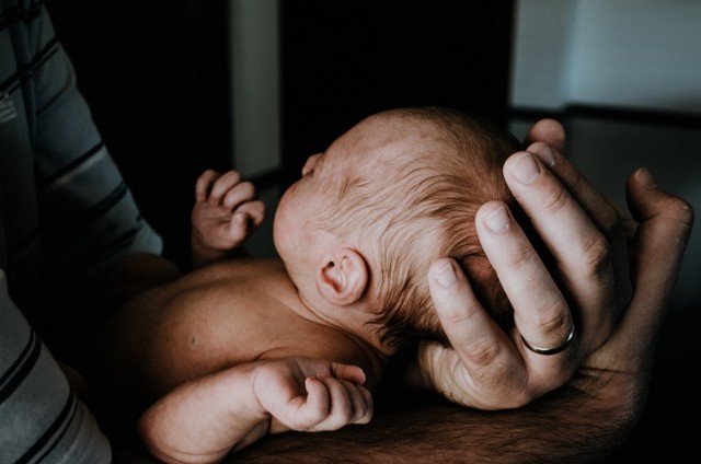 Lubuszanie od kilku lat upodobali sobie kilka imion. To właśnie je nadają najczęściej swoim dzieciom. Okazuje się, że decydują się na tradycyjne i klasyczne imiona zarówno dla chłopców, jak i dziewczynek. Ministerstwo Cyfryzacji sprawdziło dokładnie, jakie imiona żeńskie i męskie nadane zostały dzieciom urodzonym w 2018 roku w woj. lubuskim. Przygotowało i zaprezentowało 14 lutego br. najnowszy ranking. W Polsce najwięcej urodziło się dziewczynek o imieniu: Zuzanna, Julia i Maja oraz chłopców: Antoni, Jakub, Jan. Najpopularniejsze drugie imię dla dziewczynki w naszym kraju to: Maria. A dla chłopca: Jan. A jak wygląda to w województwie lubuskim? Sprawdźcie TOP 20 najpopularniejszych imion w Lubuskiem. 


Zobacz również: Najpopularniejsze imiona w Polsce

WIDEO: Niemowlak na basenie

źródło: NTL/x-news