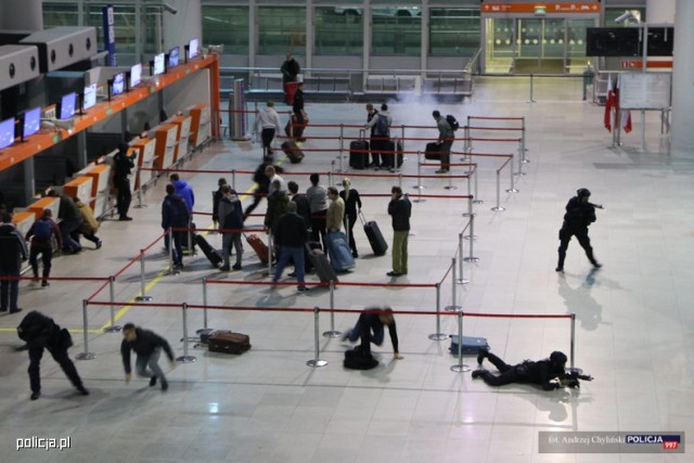 Grupa terrorystów otworzyła ogień na lotnisku Chopina. Tak wyglądała akcja Lotnisko 2017 [ZDJĘCIA]