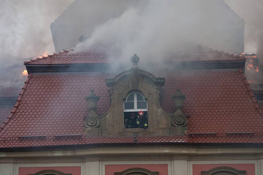 Pożar zamku Książ. Płonie dach na powierzchni około 100 mkw