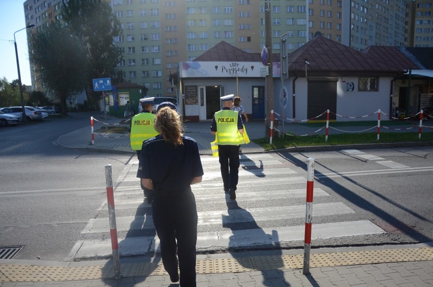 Policjanci z Bełchatowa pouczali mieszkańców o bezpieczeństwie na drogach [ZDJĘCIA]