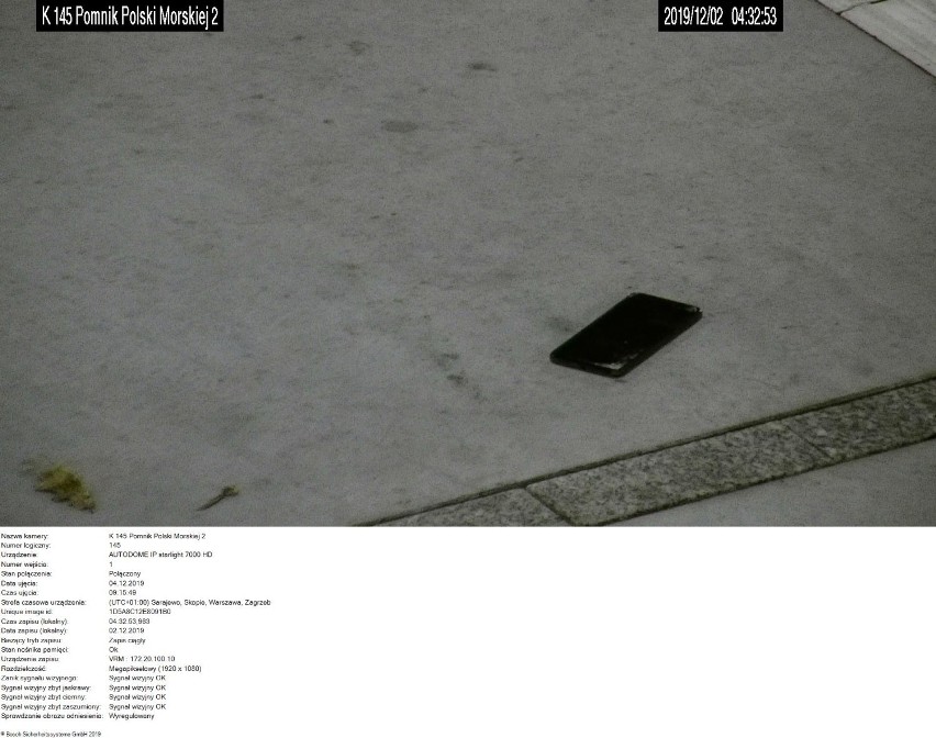 Strażnik miejski zauważył na ekranie monitoringu, że mężczyźnie wypadł telefon komórkowy. Mundurowi zareagowali błyskawicznie ZDJĘCIA
