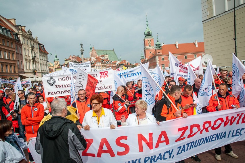 Manifestacja służby zdrowia. Pracownicy wspólnie przeszli...