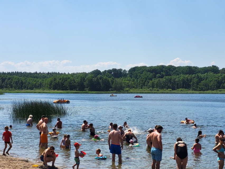 Tłumy na plaży w Potrzanowie pod Skokami. Wiele osób upalną niedzielę spędza nad wodą