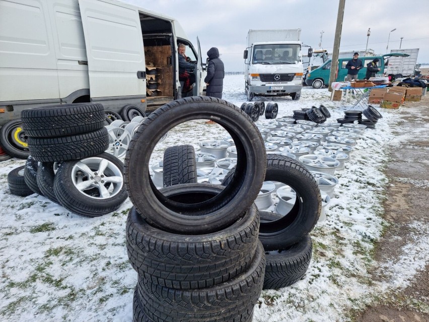 Giełda Wschód w Skołoszowie. Wraz z pierwszym śniegiem na bazarze pojawiły się choinki