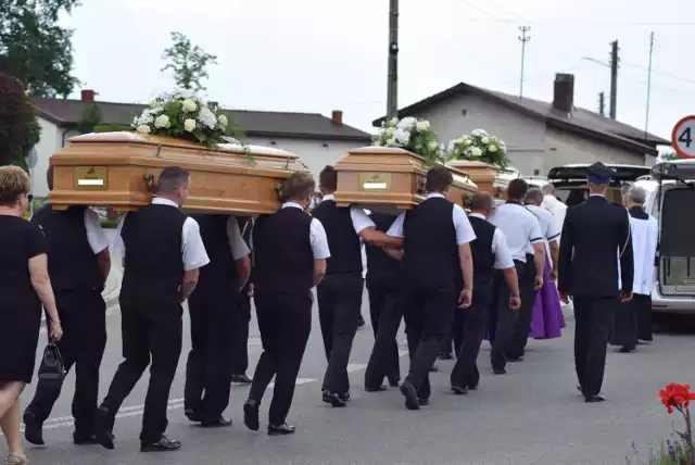 Pogrzeb ofiar zbrodni w Borowcach 20 lipca 2021 r. w Dąbrowie Zielonej