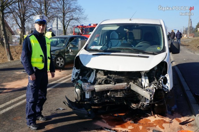 Trzy osoby trafiły do szpitala po zderzeniu skody i fiata