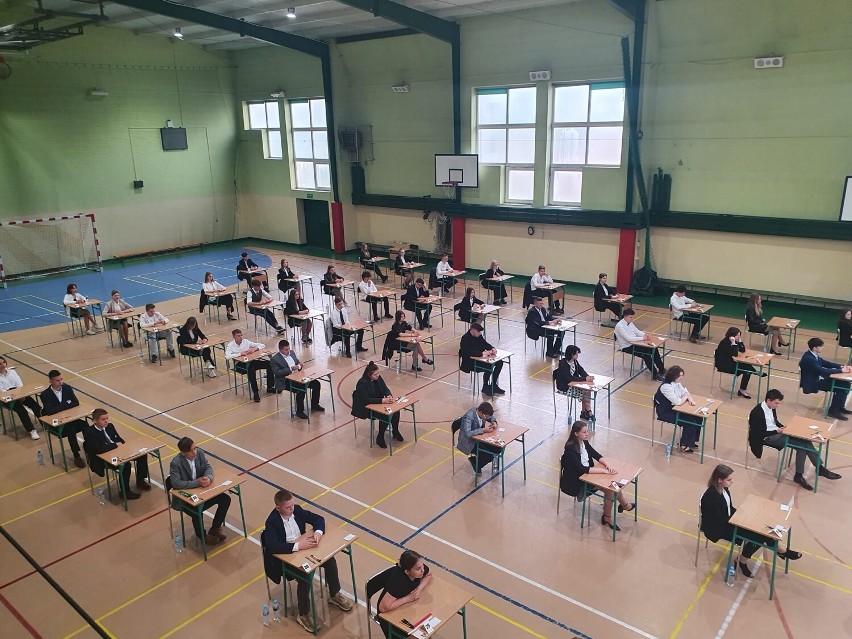 Trwa egzamin ósmoklasisty w Tomaszowie Maz. Uczniowie zmierzyli się z matematyką. Tak wygląda egzamin w SP nr 6 w Tomaszowie [ZDJĘCIA]