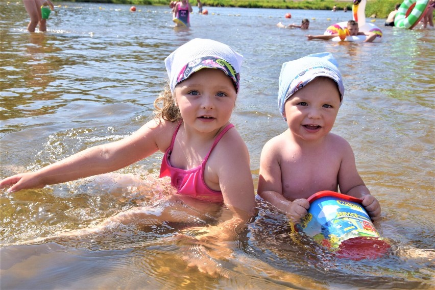 Fala upałów nadeszła. Sieradzanie szukają ochłody. Baseny i plaża nad rzeką Wartą w Sieradzu oblężone ZDJĘCIA