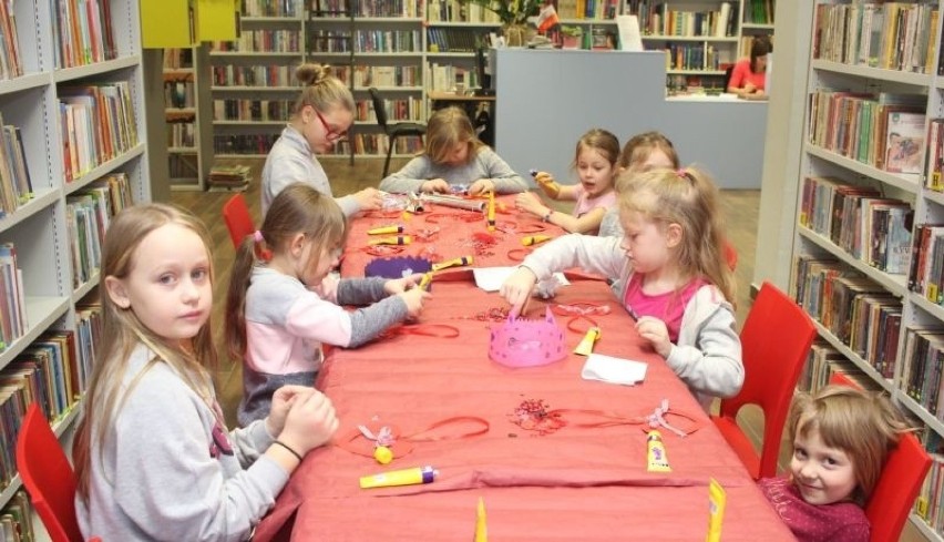 Dzieciaki w Wielgiem szlifują swoje plastyczne talenty na zajęciach. Bo fajnie jest podarować komuś własnoręcznie wykonaną ozdobę!