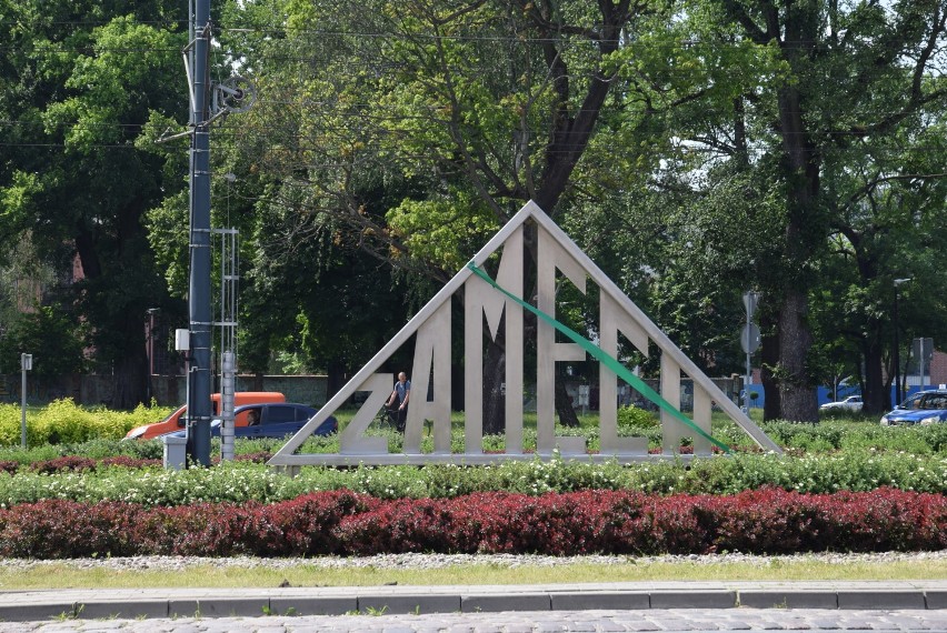 Rondo Zamech z pamiątkową tablicą. Oficjalnie odsłonięto dekorację w postaci logo Zamechu