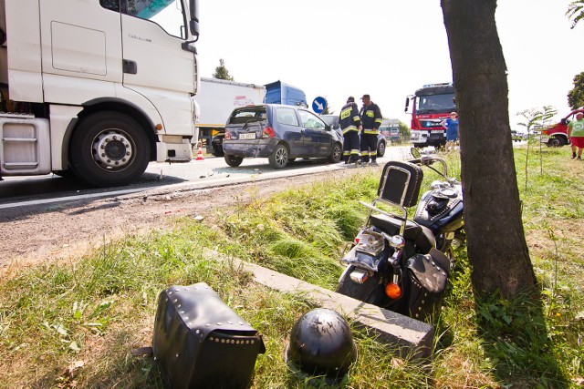 Wypadek w Szubinie: samochód ciężarowy zderzył się z motocyklem.