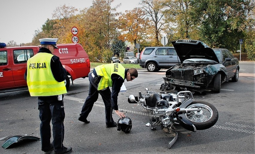 Wypadek w Czarlinie. Motocyklista trafił do szpitala przez błąd 56-latka [ZDJĘCIA]