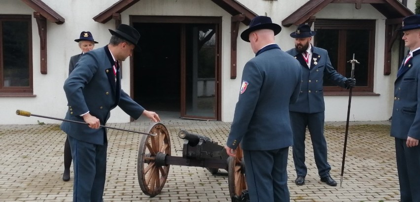 KBS Krotoszyn uczcił 230. rocznicę uchwalenia Konstytucji 3 Maja salwą artyleryjską [ZDJĘCIA + FILM]