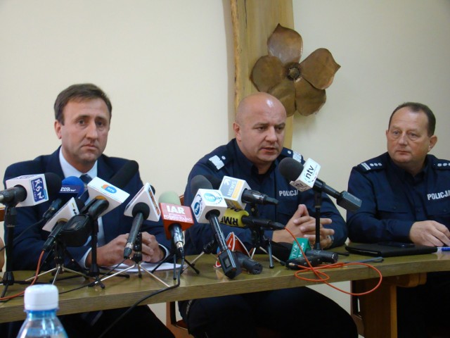 Janusz Klag, wójt gminy Łącko, nadinsp. Mariusz Dąbek, małopolski komendant wojewódzki policji oraz insp. Marek Rudnik, komendant miejski w Nowym Sączu (od lewej) podczas obrad rozszerzonej Komisji Bezpieczeństwa i Porządku Publicznego Rady Gminy Łącko. Dyskutowali o bezpieczeństwie na terenie gminy, a głównie w Maszkowicach, gdzie mieści się romska osada.