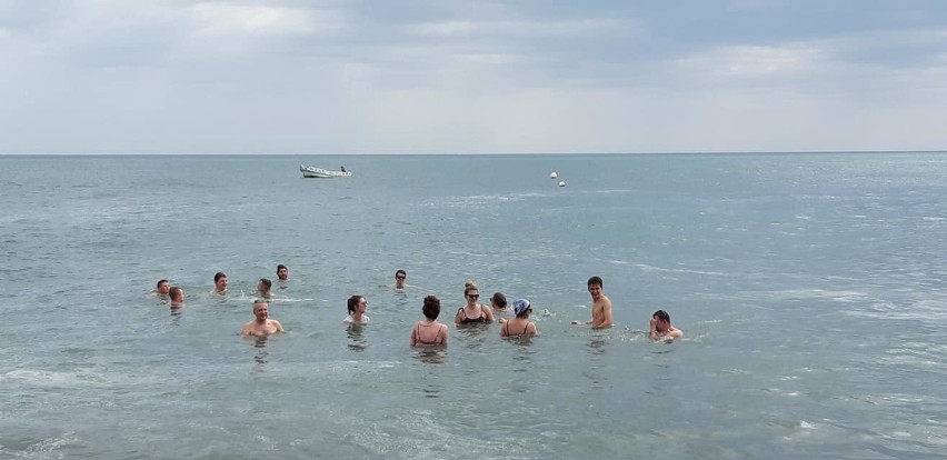 Rybniczanie w Panamie modlą się i kąpią w oceanie